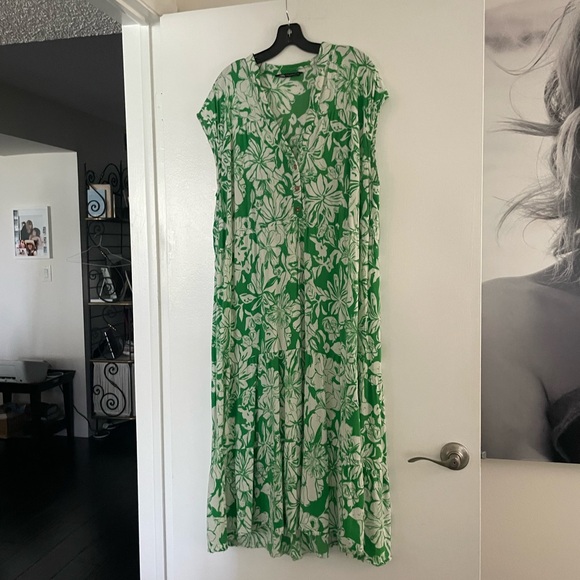 This Sell-Out Zara Lace Dress Is Available In A New Colour